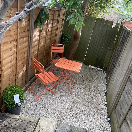 Super Convenient For Central London - Large 2 Double Bed Apartment 30 Seconds Walk To Platform Train Station And 19 Mins To London Waterloo Ngoại thất bức ảnh