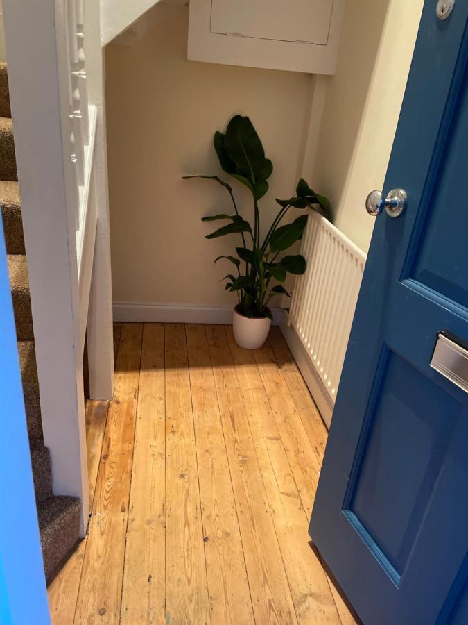 Super Convenient For Central London - Large 2 Double Bed Apartment 30 Seconds Walk To Platform Train Station And 19 Mins To London Waterloo Ngoại thất bức ảnh