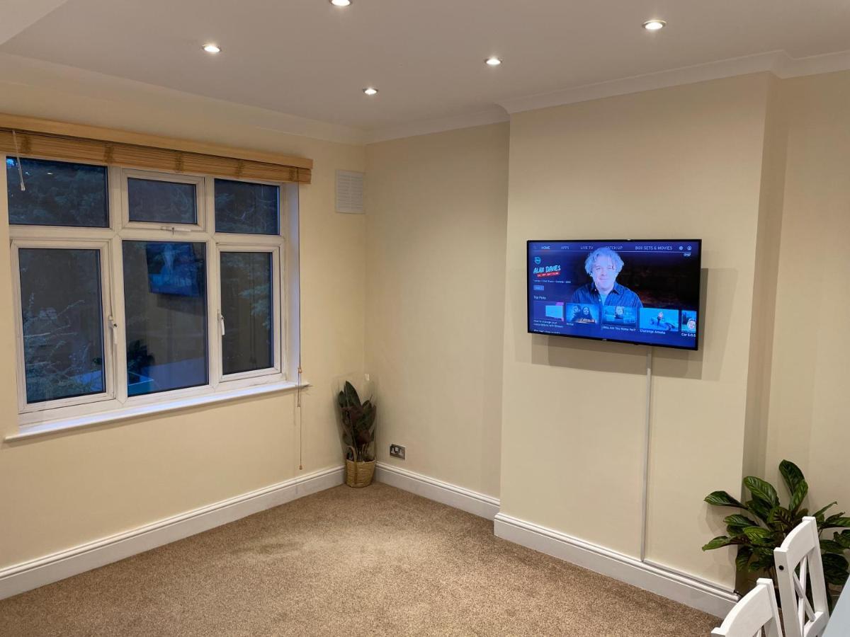 Super Convenient For Central London - Large 2 Double Bed Apartment 30 Seconds Walk To Platform Train Station And 19 Mins To London Waterloo Ngoại thất bức ảnh