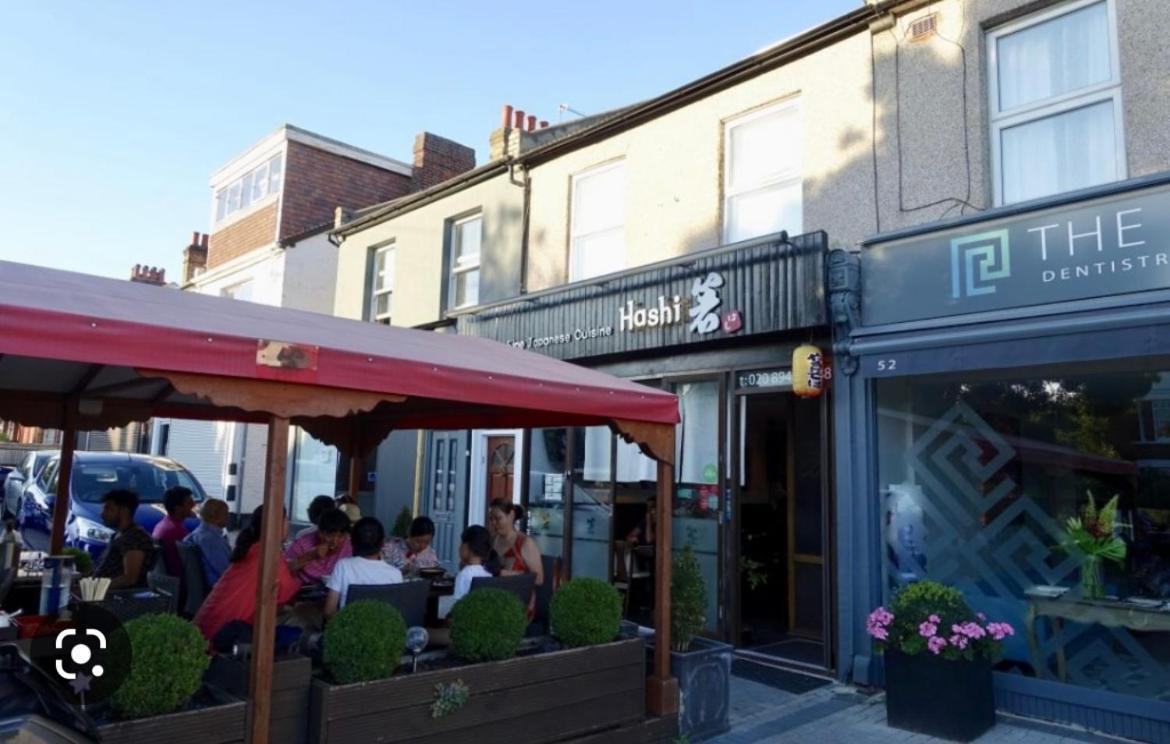 Super Convenient For Central London - Large 2 Double Bed Apartment 30 Seconds Walk To Platform Train Station And 19 Mins To London Waterloo Ngoại thất bức ảnh