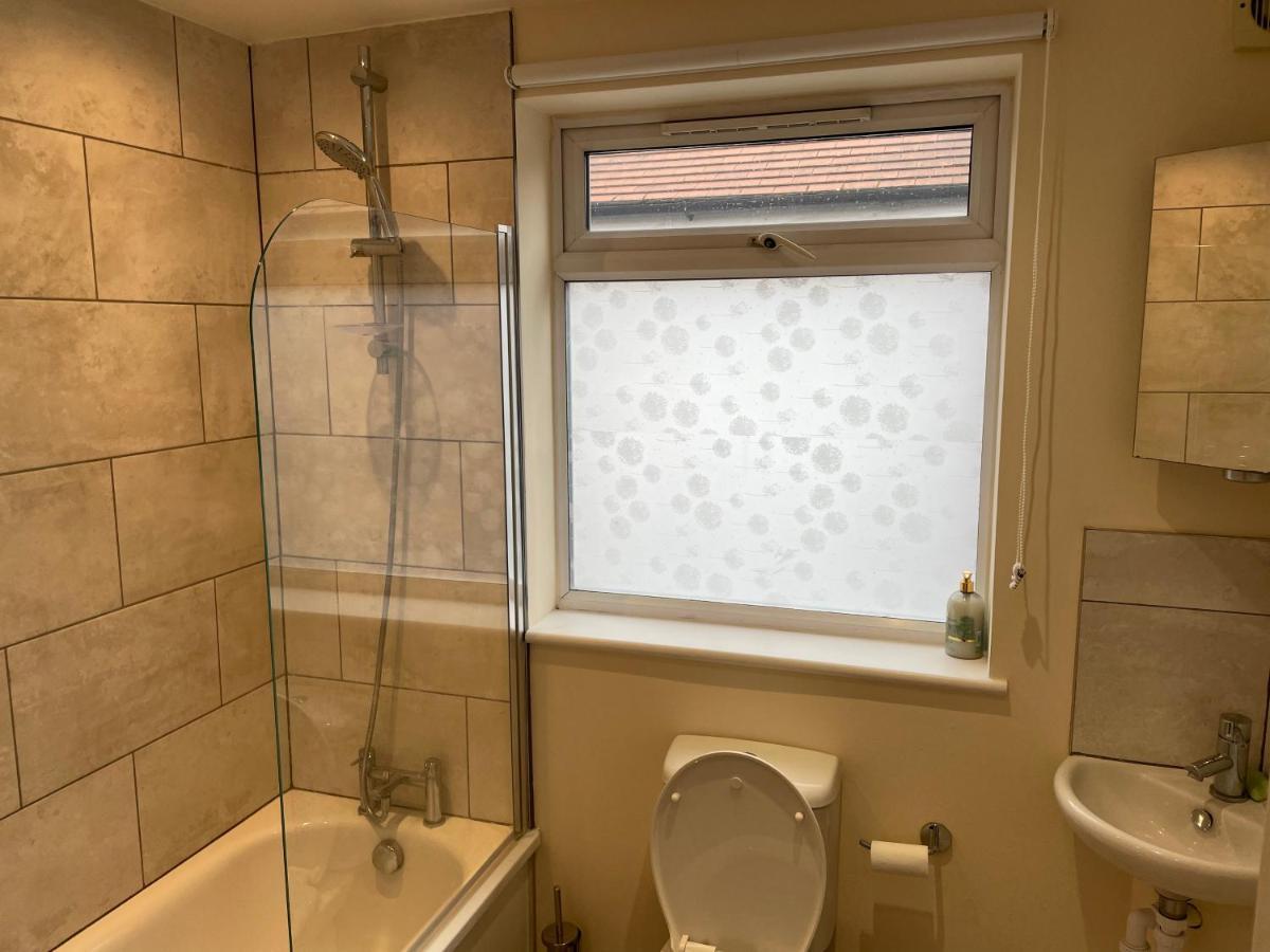 Super Convenient For Central London - Large 2 Double Bed Apartment 30 Seconds Walk To Platform Train Station And 19 Mins To London Waterloo Ngoại thất bức ảnh