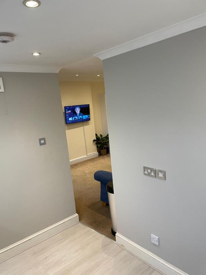Super Convenient For Central London - Large 2 Double Bed Apartment 30 Seconds Walk To Platform Train Station And 19 Mins To London Waterloo Ngoại thất bức ảnh