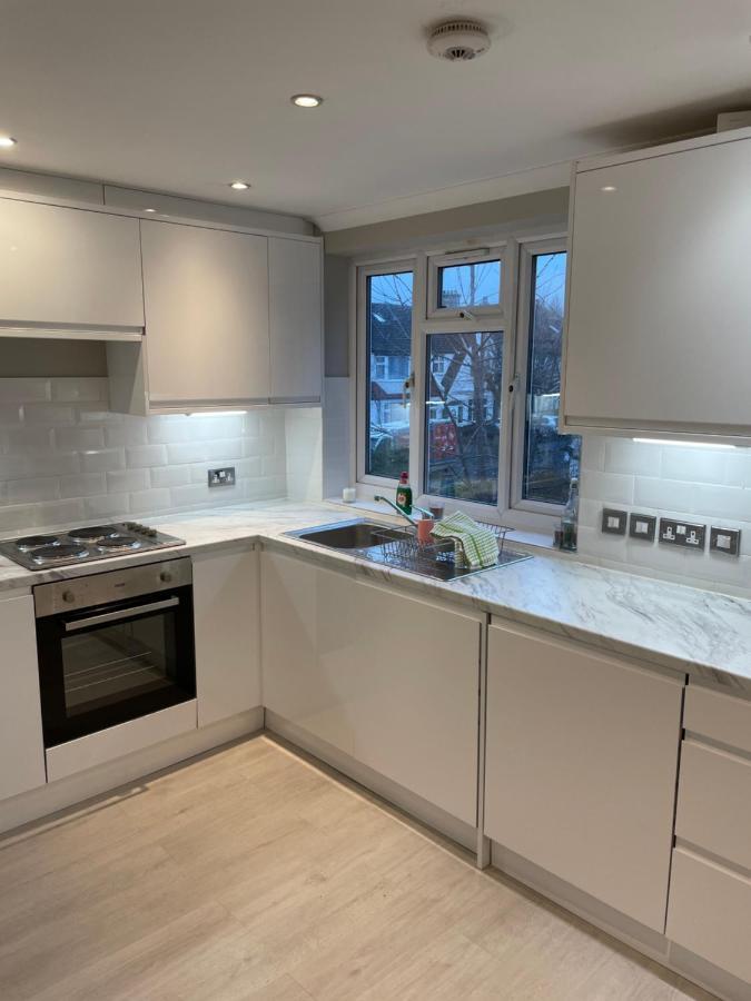 Super Convenient For Central London - Large 2 Double Bed Apartment 30 Seconds Walk To Platform Train Station And 19 Mins To London Waterloo Ngoại thất bức ảnh