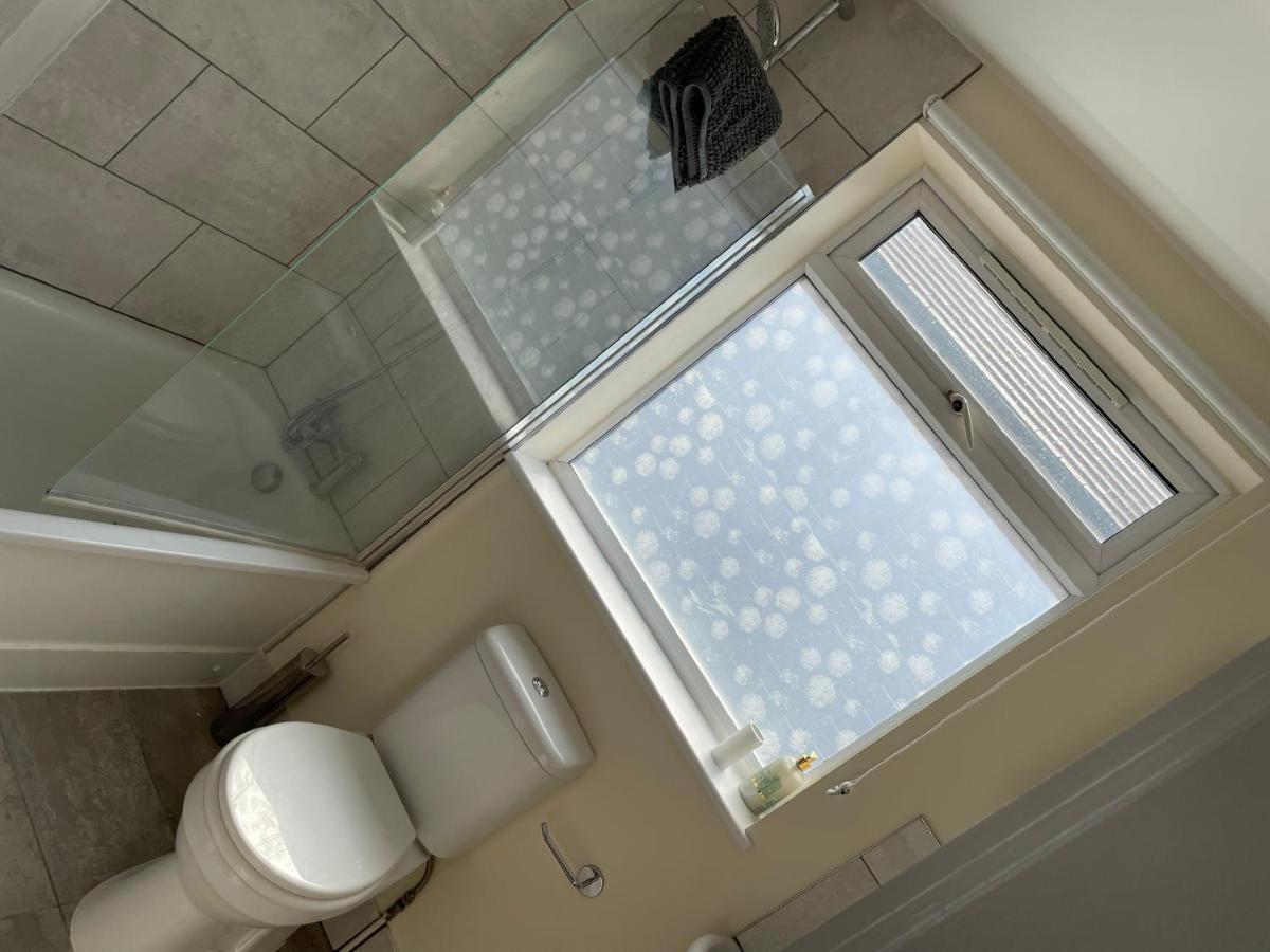 Super Convenient For Central London - Large 2 Double Bed Apartment 30 Seconds Walk To Platform Train Station And 19 Mins To London Waterloo Ngoại thất bức ảnh