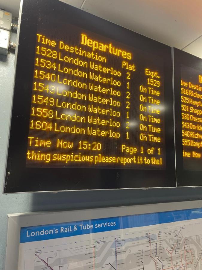 Super Convenient For Central London - Large 2 Double Bed Apartment 30 Seconds Walk To Platform Train Station And 19 Mins To London Waterloo Ngoại thất bức ảnh