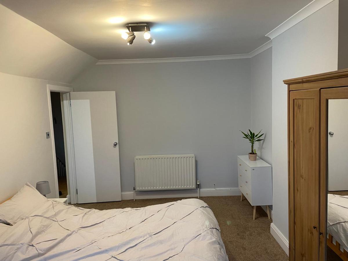 Super Convenient For Central London - Large 2 Double Bed Apartment 30 Seconds Walk To Platform Train Station And 19 Mins To London Waterloo Ngoại thất bức ảnh