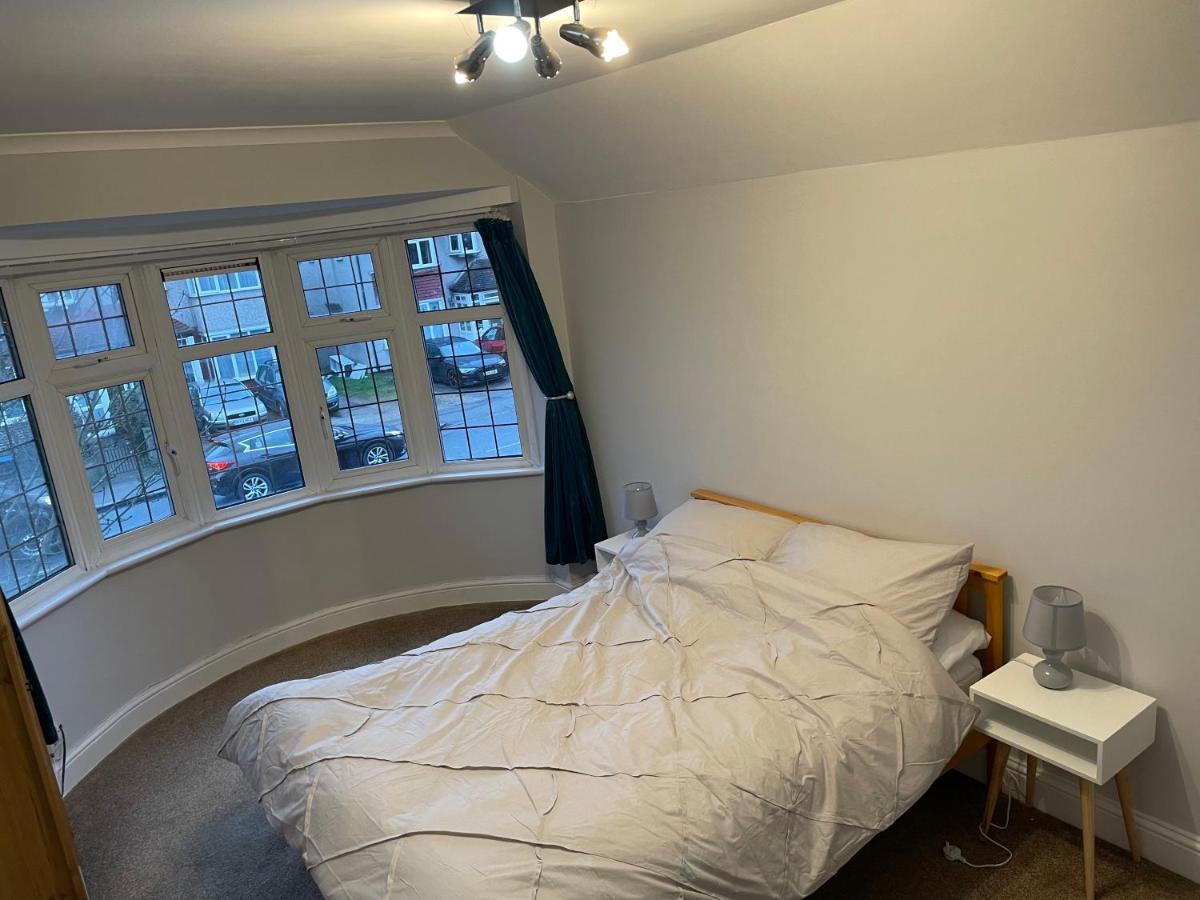 Super Convenient For Central London - Large 2 Double Bed Apartment 30 Seconds Walk To Platform Train Station And 19 Mins To London Waterloo Ngoại thất bức ảnh