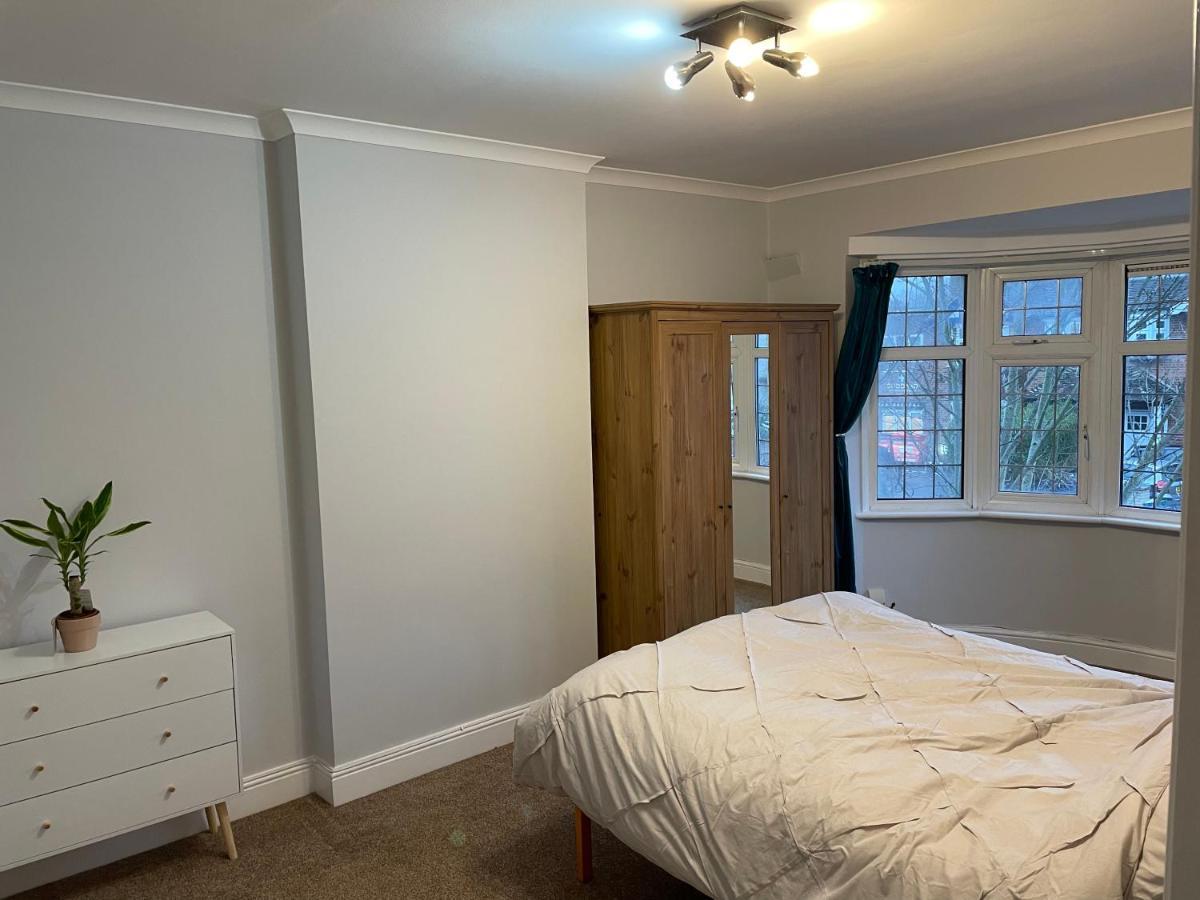 Super Convenient For Central London - Large 2 Double Bed Apartment 30 Seconds Walk To Platform Train Station And 19 Mins To London Waterloo Ngoại thất bức ảnh